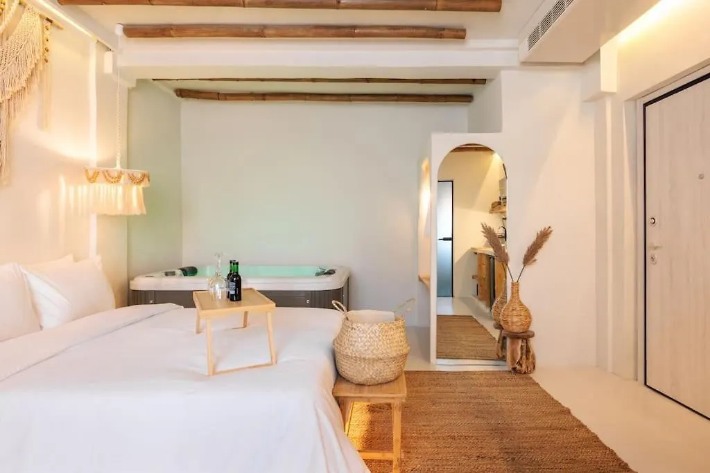 Boho Room-Jacuzzi-City Center Thessaloniki Apartment